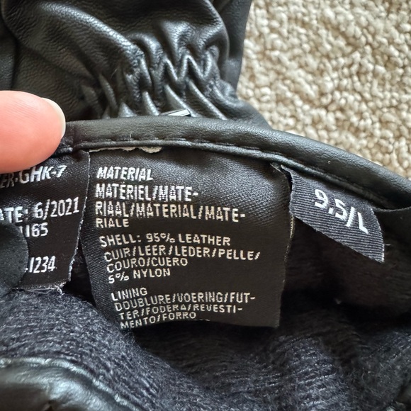 Battery Powered, Heated Black Leather Motorcycle Gloves - Picture 5 of 7